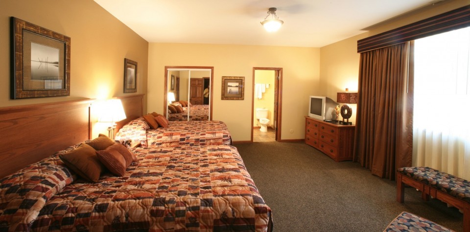 2 queen bds, dresser with tv, and seating area